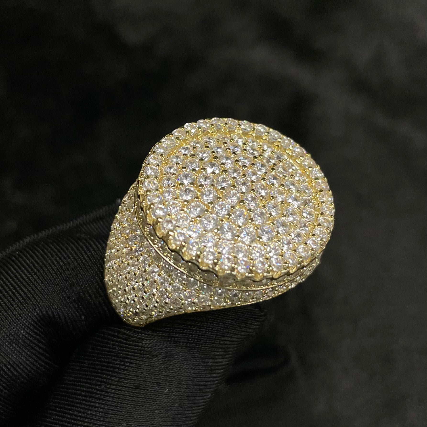 Moissanite Three-dimensional Circular Design Ring