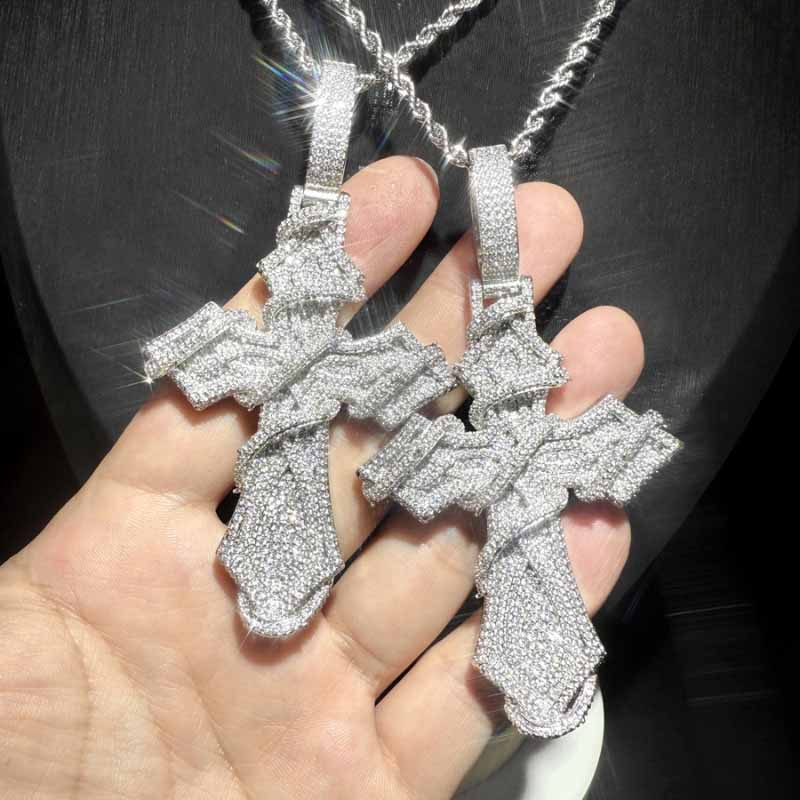 Street Style | "Thorn Cross" Pendant